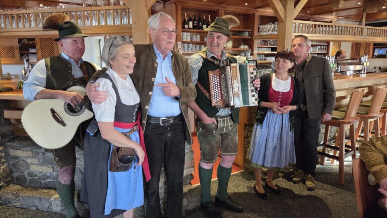 20260521_190323 auf der Schladminger Hütte mit guten Freunden v. re.: Hans-Jörg Stocker und Astrid Wanke die Musiker Hans-Jürgen Irmer und Pamela