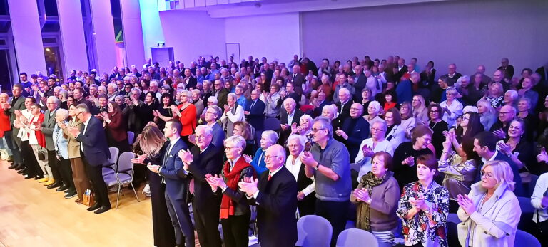 Standing Ovations von knapp 500 Besuchern für ein phantastisches Konzert