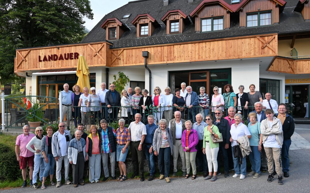 Die DÖG-Reisegruppe vor dem Hotel vitaler Landauer Hof