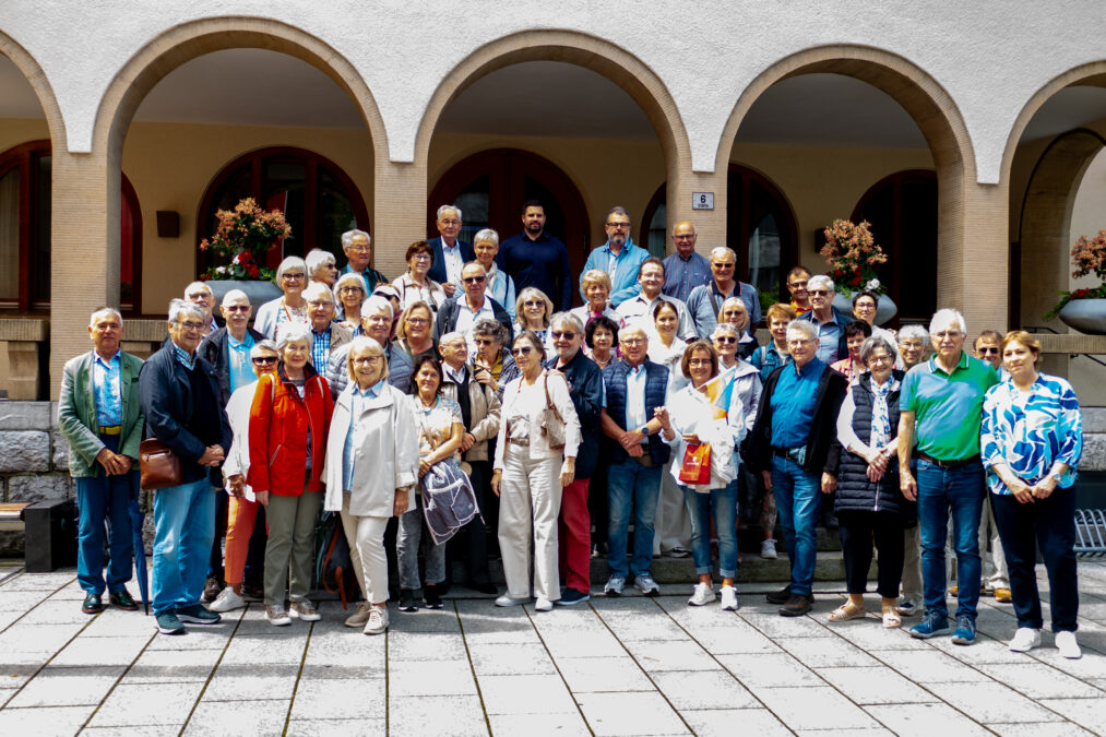 Empfang beim Bürgermeister Florian Meier (Mitte, letzte Reihe) vor dem Rathaus Vaduz